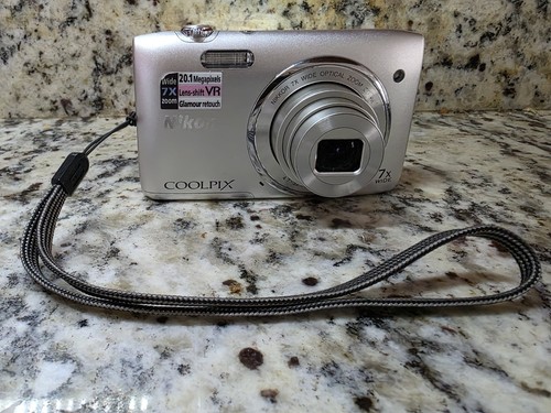 Nikon Coolpix S3500 7x Wide 20.1 MP Digital Camera W/ Case Logic Case No Charger