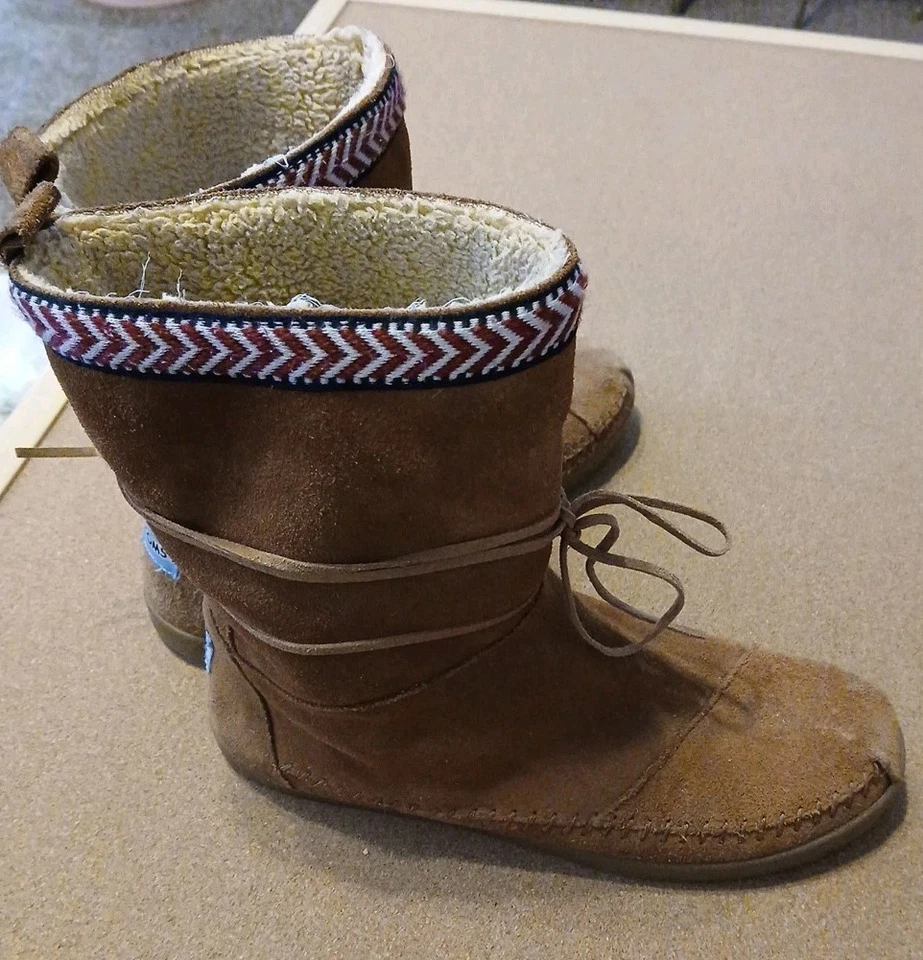Bota de gamuza de arena Toms Nepal suave forro de piel de oveja sintética talla 8 ribete azteca Foto 4 de 4