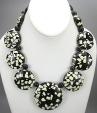 COLLAR GARGANTILLA DRAMÁTICO MARION GODART RESINA CONFETI BLANCO Y NEGRO - FRANCIA
