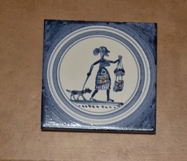 Handbemalte Fliese - Motiv Frau mit Hund - blau-weiß - 15 cm x 15 cm