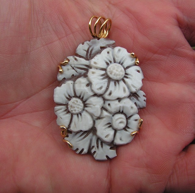 STUNNING VINTAGE ESTATE Carved Large Cameo Gold TONE Pendant Flower's engraving STUNNING VINTAGE ESTATE Carved Large Cameo Gold TONE Pendant Flower's engraving