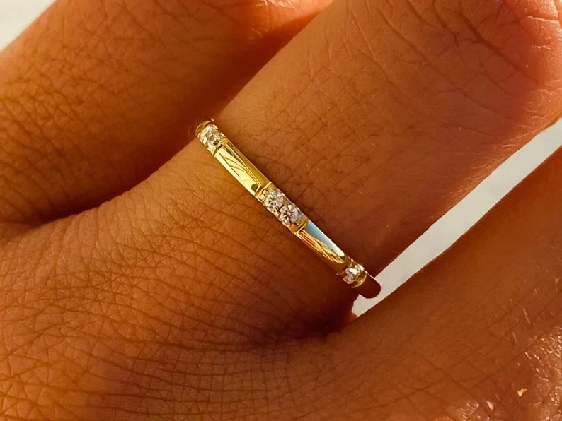 Alianza de boda para mujer con diamantes simulados de corte redondo de 2 quilates de oro amarillo de 14 quilates Foto 4 de 4