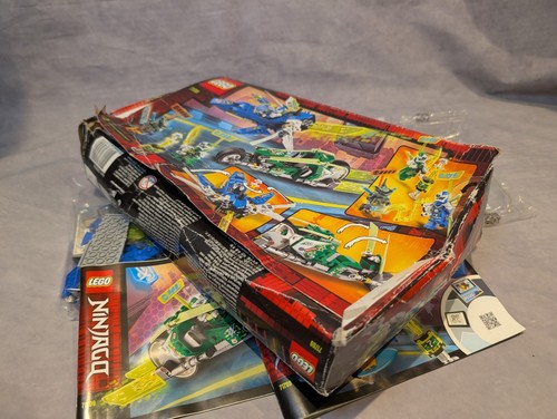 LEGO Ninjago 71709 Jay & Lloyds Velocity Racers Completo 100% Vedi Descrizione - Foto 2 di 3