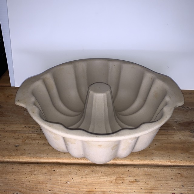 Pampered Chef Family Heritage Stoneware Fluted Bundt Cake Pan for sale