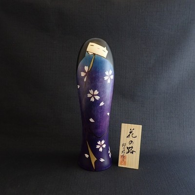 Usaburo Kokeshi Holzpuppe ''Hana-no-Michi'' flower path, ca. 20cm