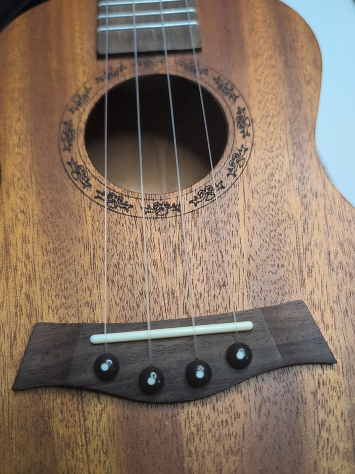 Ukulele Vizcaya With Case - Image 2 of 4