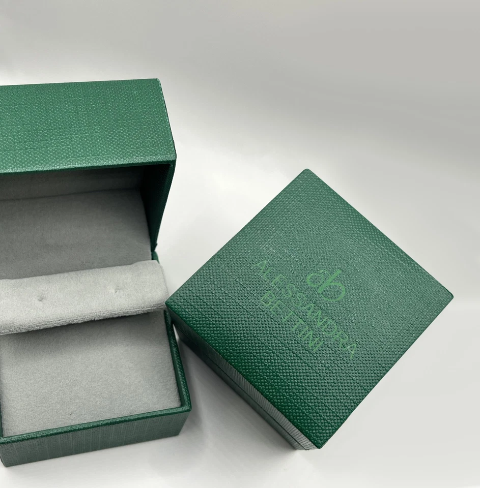 Aretes con forma ovalada de diamantes naturales en racimo de corte redondo de 0,25 quilates en oro de 10 quilates Foto 3 de 3