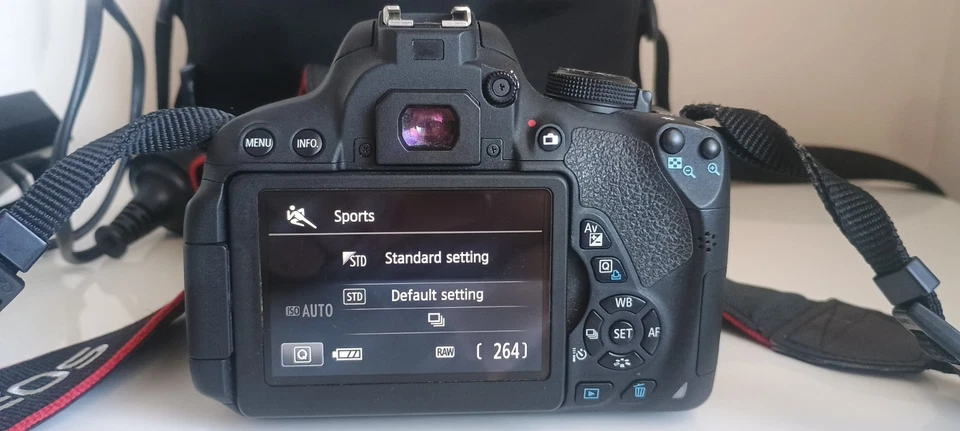 Cámara Canon Eos 700D DSLR 18 mp con lente Canon EF 50 mm Foto 4 de 4