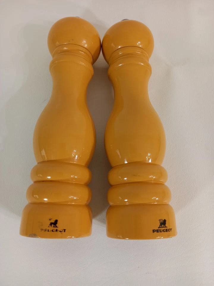Juego Molinillos Sal y Pimienta Lacados Amarillos Peugeot Francia 9" Oro Mostaza Foto 2 de 4