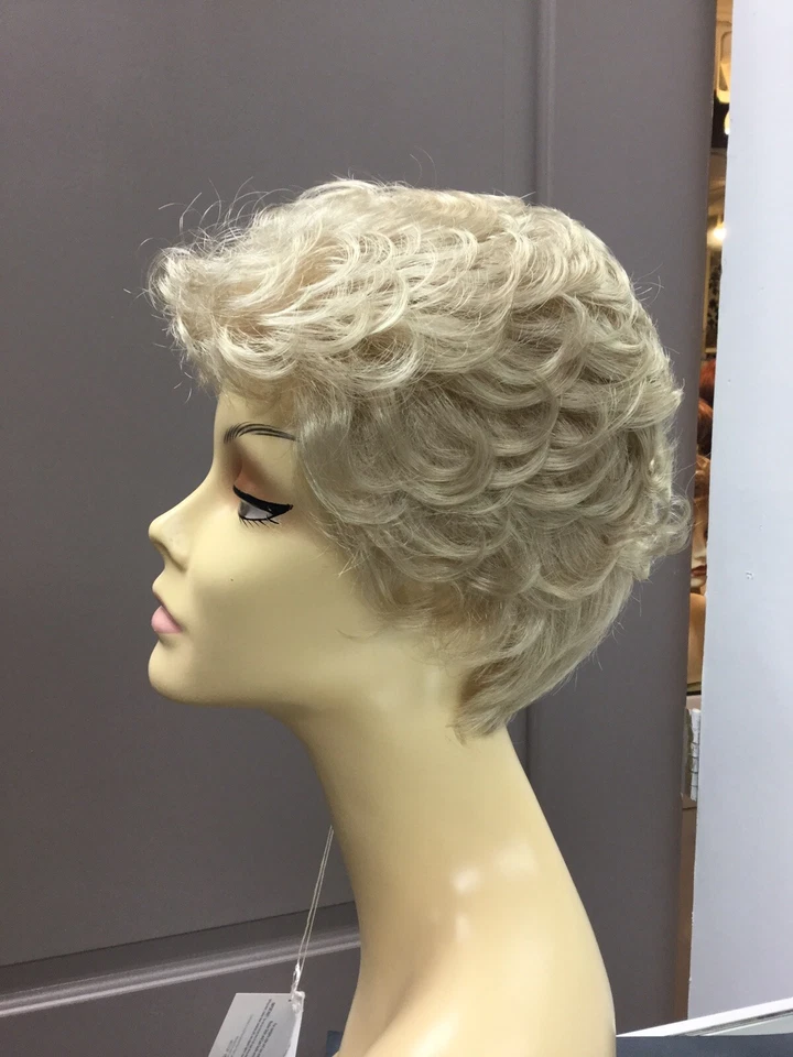 Peluca sintética rizada corta REVLON LEGACY, R22 Chardonnay, rubia clara  Foto 3 de 4