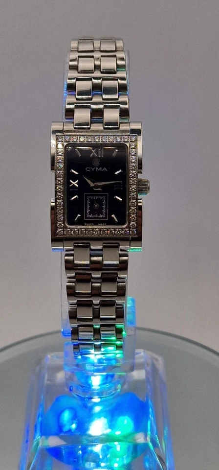 Reloj Cyma Tank para dama con bisel de diamantes y esfera azul en caja con papeles. Foto 3 de 4