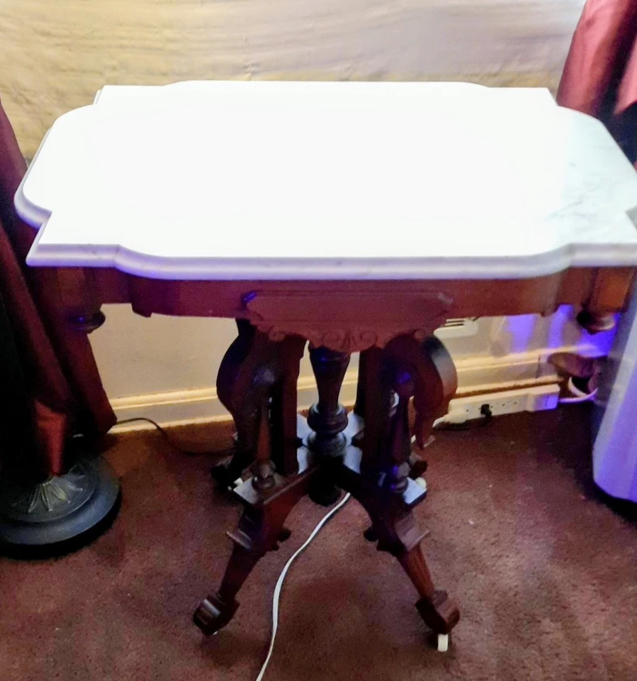 Mesa auxiliar de salón antigua victoriana Eastlake con incrustación de nogal con tapa de mármol del siglo XIX Foto 4 de 4