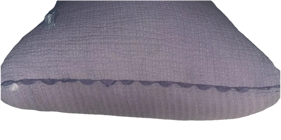 Almohada larga Vera Wang azul marino con ribete redondeado azul marino Foto 3 de 4