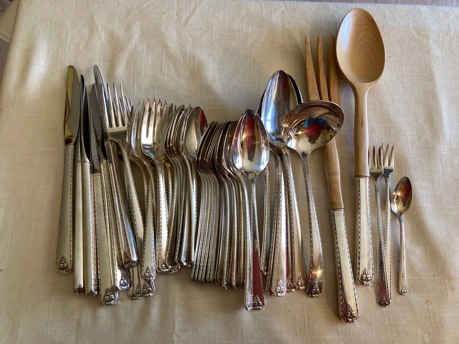 Oneida/Prestige Bordeaux silverplate flatware 62pc.