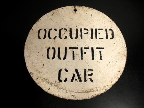 METAL VINTAGE RAILROAD OCCUPIED OUTFIT CAR SIGN 12" DIAMETER - 第 1/5 張圖片