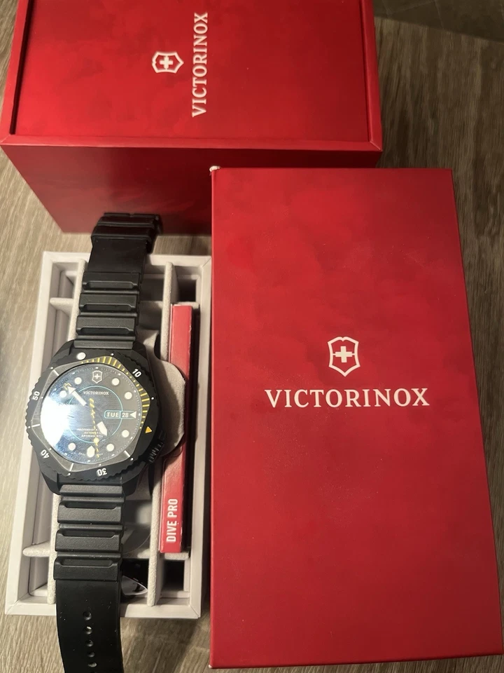 Reloj para hombre Victorinox Dive Pro automático titanio esfera negra Foto 3 de 4