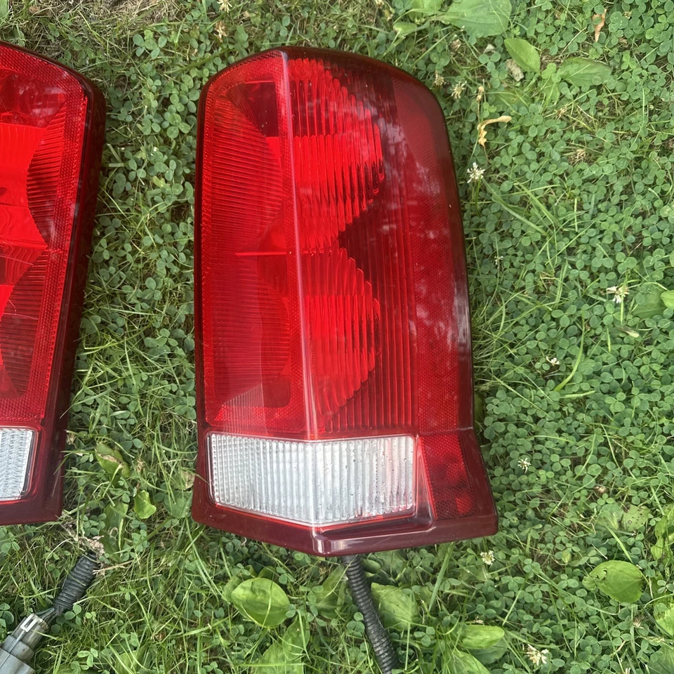 Par de luces traseras Cadillac Escalade SUV 2002-2006 OEM GM (izquierda y derecha) Foto 3 de 4