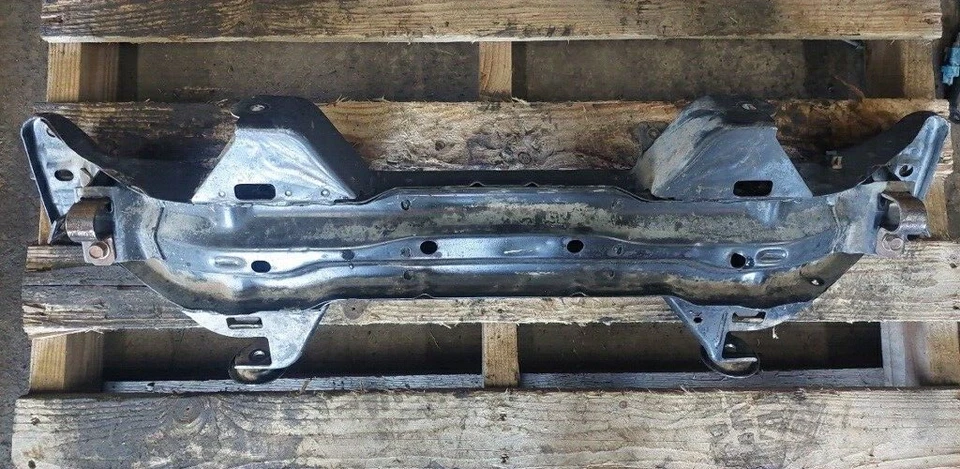 Suspensión trasera Ford Escort 1997-2002 travesaño subchasis base Foto 2 de 2