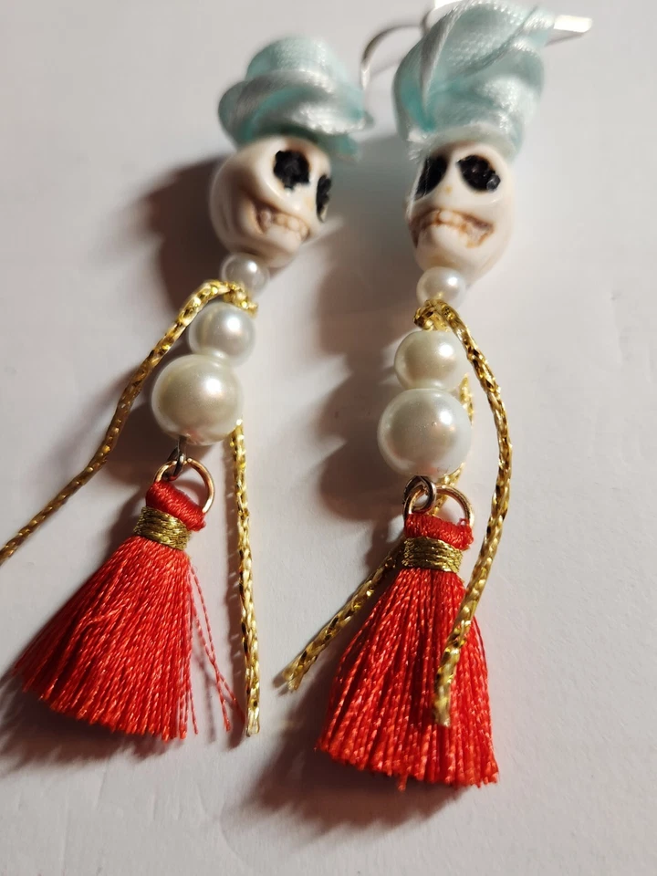 Pendientes colgantes calavera blanca con perlas, borlas rojas, sombrero azul Foto 4 de 4