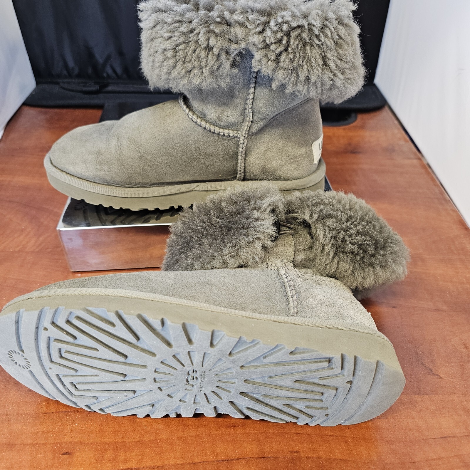 UGG Bailey Button Shearling Suede Leather Classic… - image 3