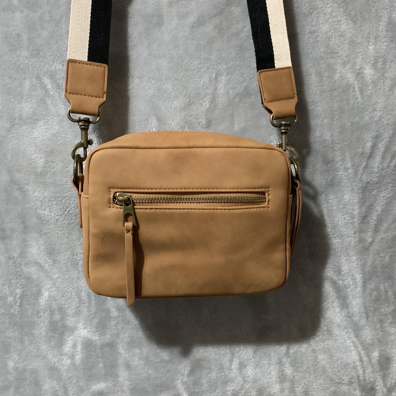 Universal Thread Crossbody Camera Bag Womens Tan … - image 4