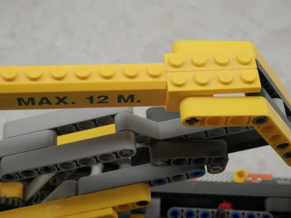 LEGO Technic 8292 Cherry Picker, photo 3 of 5