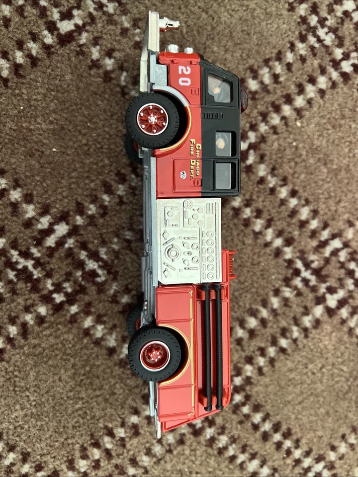 Corgi 1:43 Scale Diecast American La France Chicago Fire Department Truck 97322 - Image 3 of 4