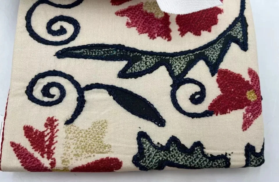 Almohada Pottery Barn Catarina bordada tamaño estándar farsa 20" x 26" NUEVA Foto 4 de 4