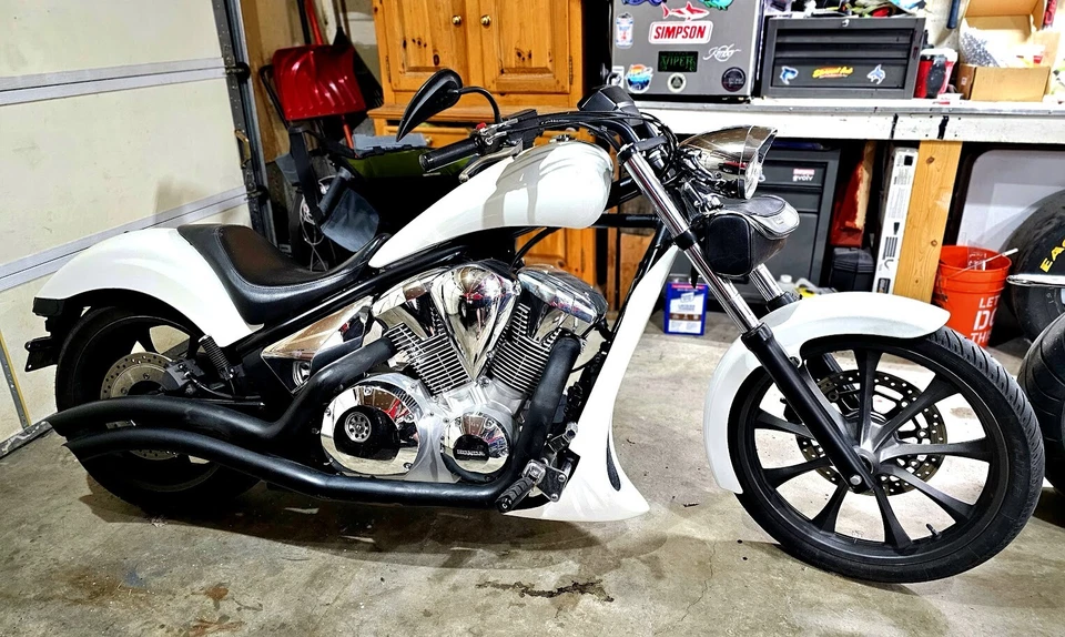 Cubierta de radiador alerón barbilla rastrillada personalizada para Honda Fury todos los años fibra negra Foto 4 de 4