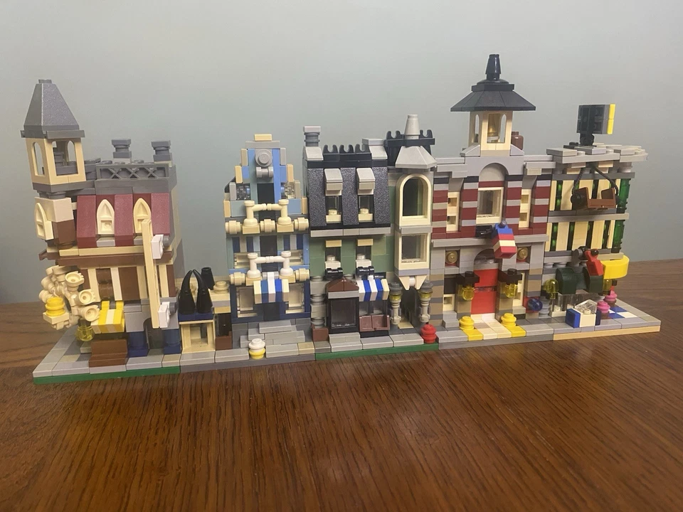 LEGO Modular Buildings 10230 Mini Modulars, photo 1 of 5