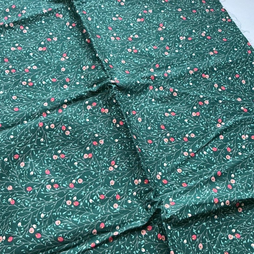 Telas de galería de arte Little Town Amy Sinibaldi tela de algodón Winterberry 35 pulgadas Foto 3 de 4