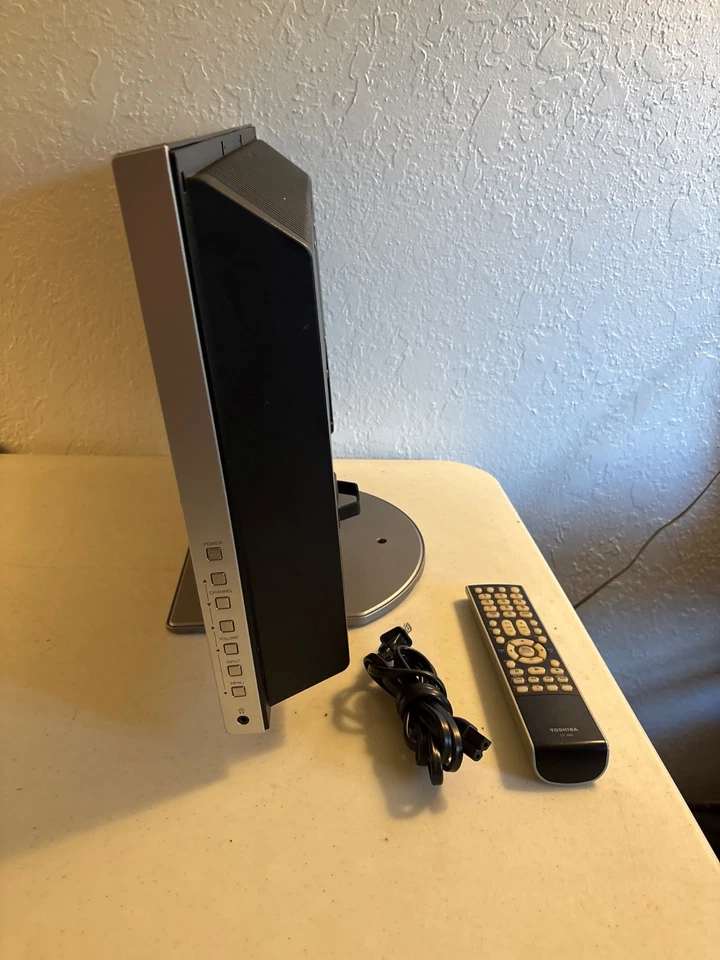 TOSHIBA 20HL67 LCD 20" FLATSCREEN TV HDMI RETRO GAMING W/REMOTE TESTED & WORKS - Image 2 of 4