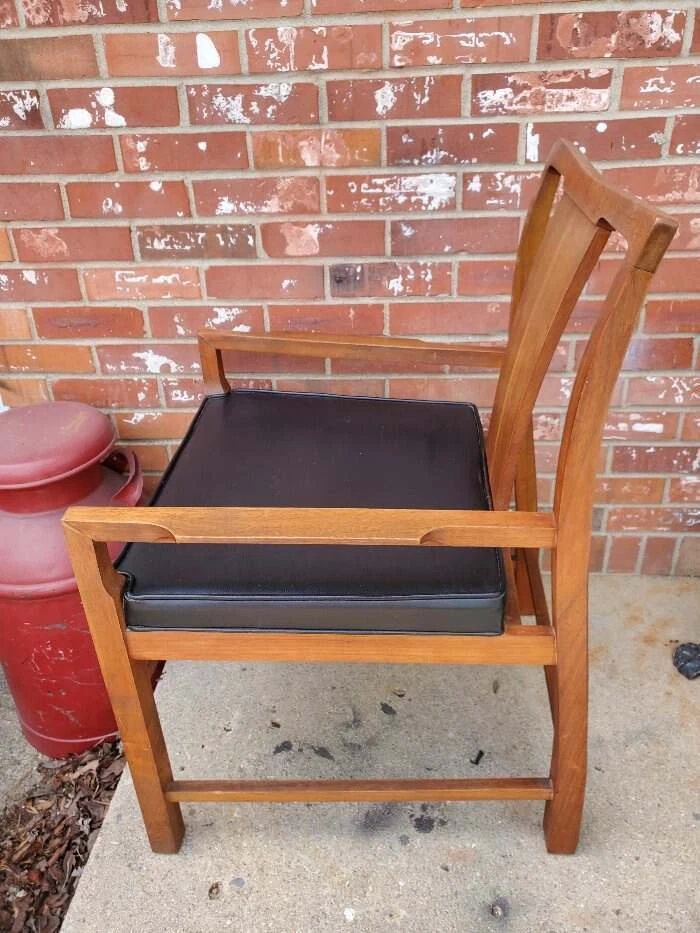 Silla de comedor HIBRITON de nogal asiento acolchado de vinilo negro respaldo curvo #2 Foto 4 de 4