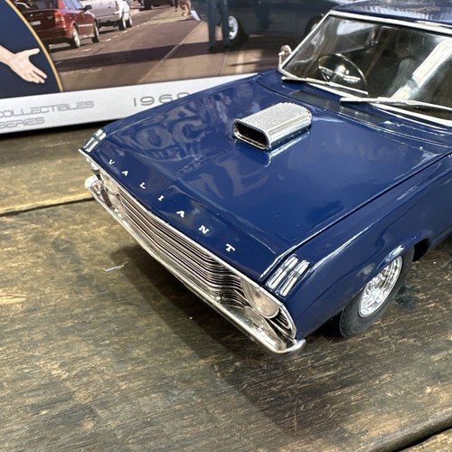 The Wog Boy 1969 Chrysler Valiant VF 1:18 Diecast DDA + 2 Figures - Picture 7 of 13