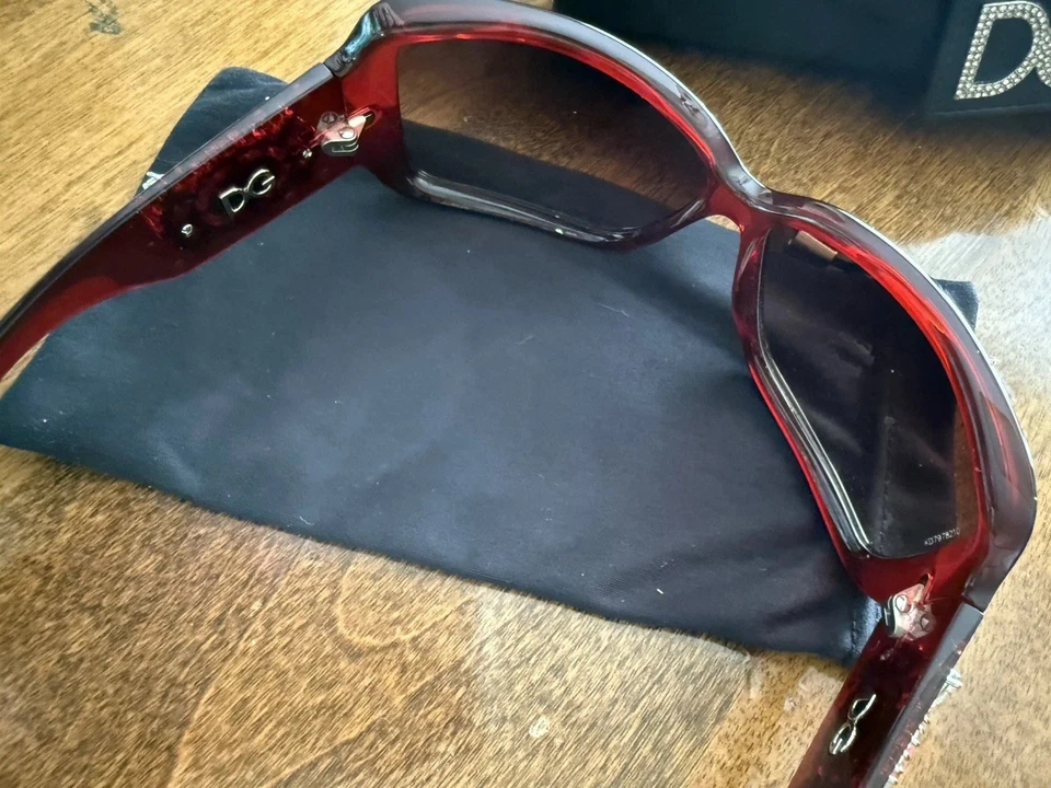 Gafas de sol Dolce and Gabbana rojo oscuro DG 6053-G cuadradas adornadas estuche dañado Foto 4 de 4