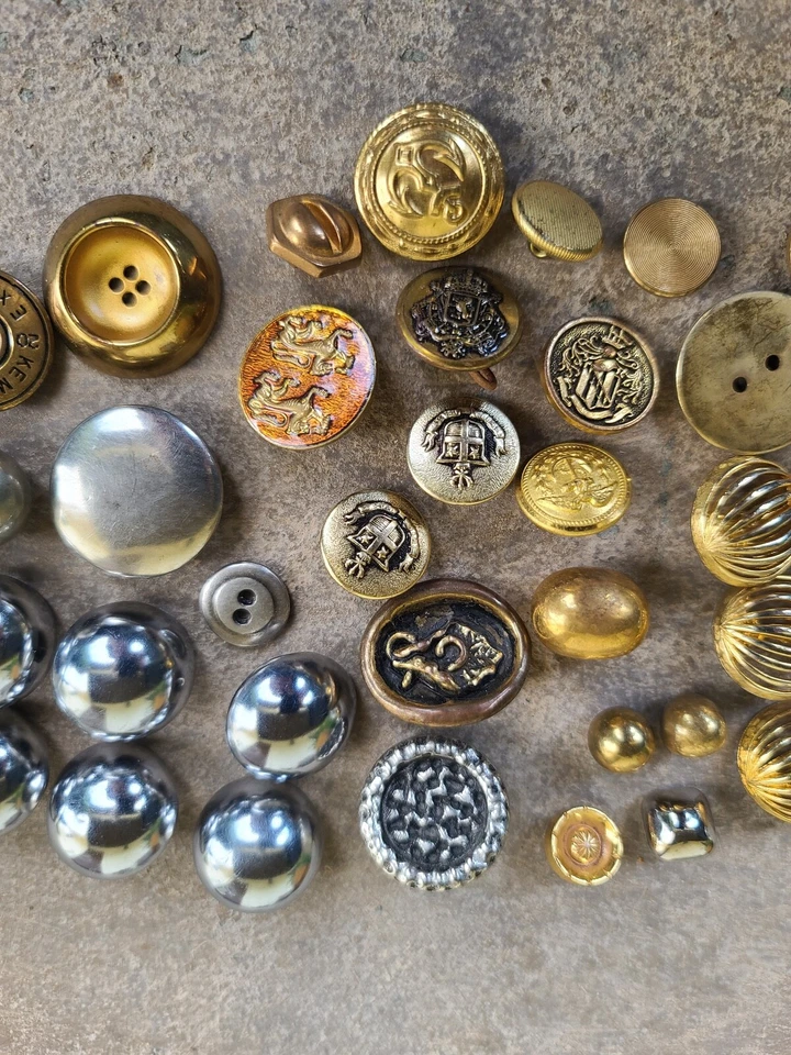 Vtg Shank Button  1930s-60s Vtg Mid Century Modern Coat Silver Gold Tone Crest - Image 4 of 4