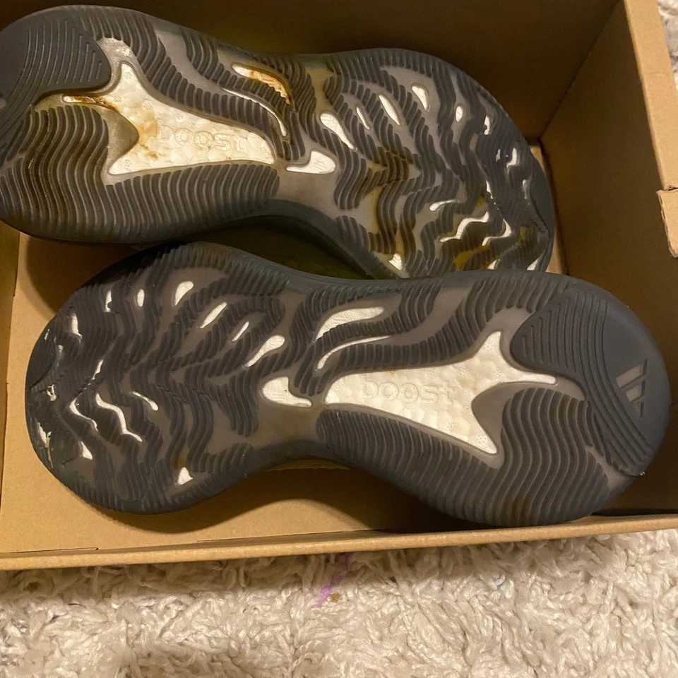 Adidas Yeezy Boost 380 Hylte Glow Foto 2 de 4