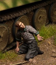 1/35 Scale WWII Civilian Refugee Resin Figure – Kneeling Man For Diorama