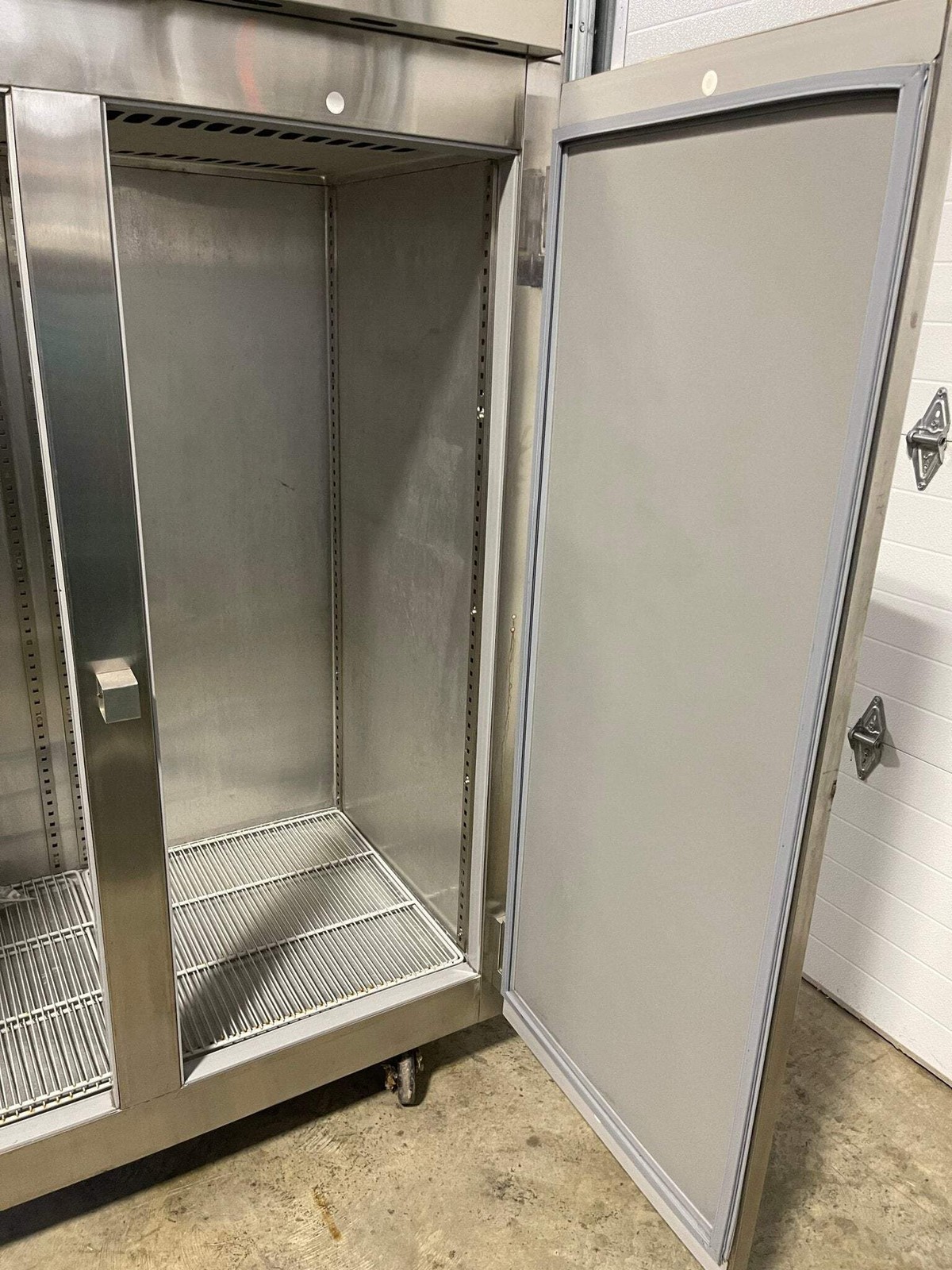 Used Victory VF-SA-2D 52" Top Mounted Double Solid Door Reach-In Freezer 115V