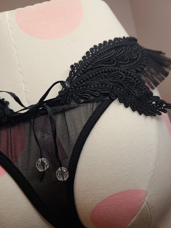 Rara ♡ Calcinha Tanga Bordada Burlesca Victoria's Secret Y2K Tamanho Pequeno 🖤 - Imagem 2 de 4