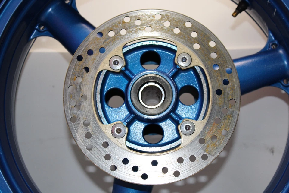 Kawasaki Ninja ZX6R 2001 llanta trasera con neumático Foto 2 de 4