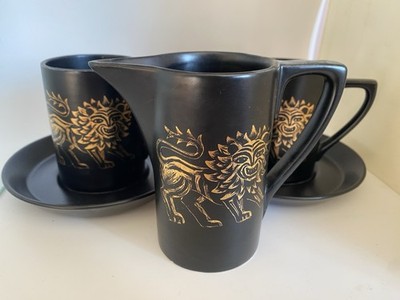 Retro Löwe Tassen schwarz Milch / Sahnekännchen und zwei Kaffeetassen und Untertassen