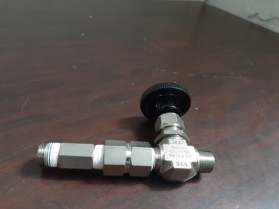 SWAGELOK SS-1Vm6, 316SS 3/8'' TUBE OD NEEDLE VALVE w/tube fitting