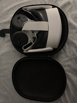 Oculus Quest 3S VR Headset 128GB with Case