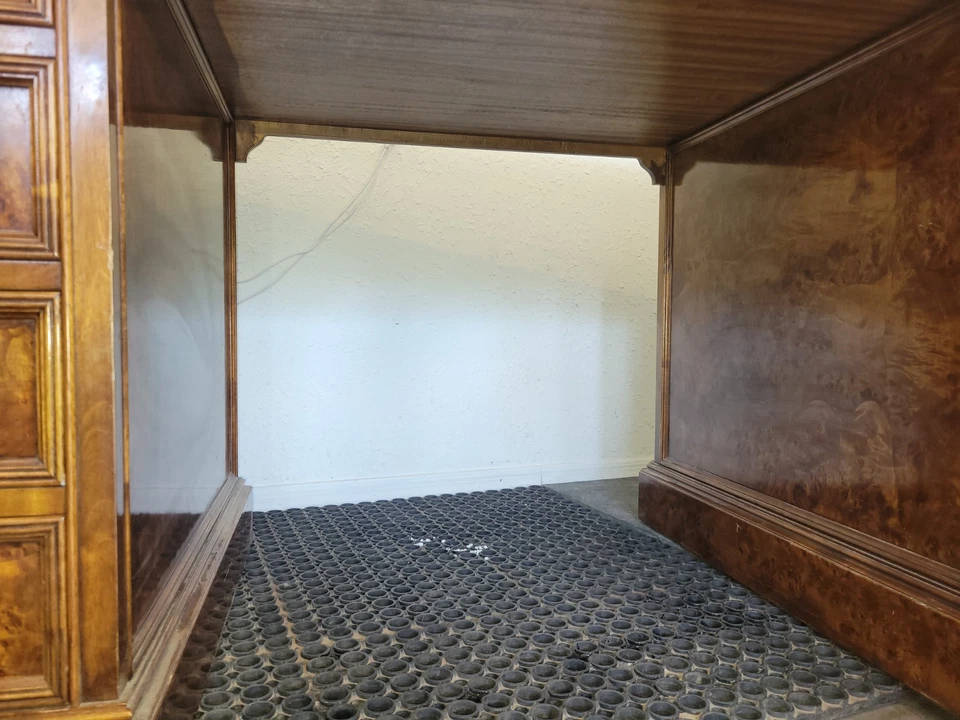 Escritorio Ejecutivo Personalizado Burrel Madera Latón Herrajes Con Cuero Tapa Suave Con Dorado Foto 4 de 4