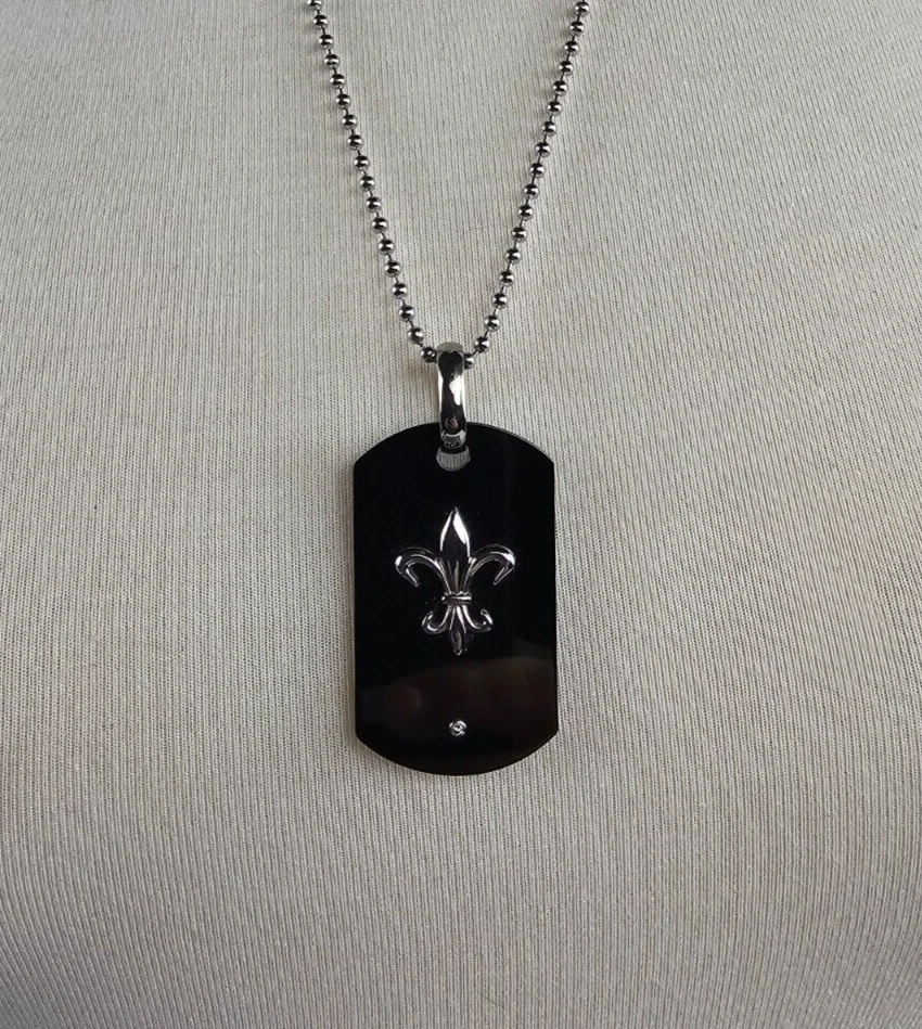 Collar con etiqueta de perro flor de lis de diamantes genuinos de 0,03 quilates enchapado en iones negros de titanio Foto 2 de 4