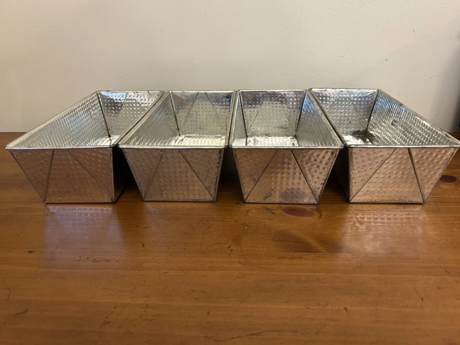 VTG Set 4 Farmhouse Envelope End Tin Aluminum Metal Loaf Bread Pan 9.5x4.5x3”
Opens in a new window