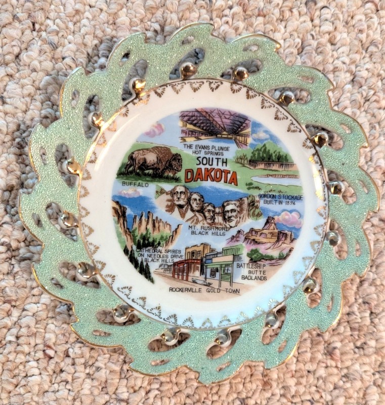 South Dakota Ceramic Scallop wall Plate Gold Tips 7.25 " Mt. Rushmore Japan