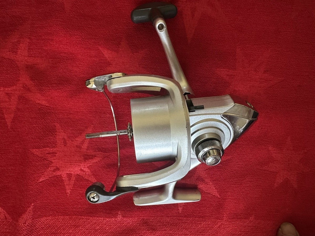 DAIWA D-WAVE 4000-B SPINNING REEL Works Smoothly Pre-Spooled Ready