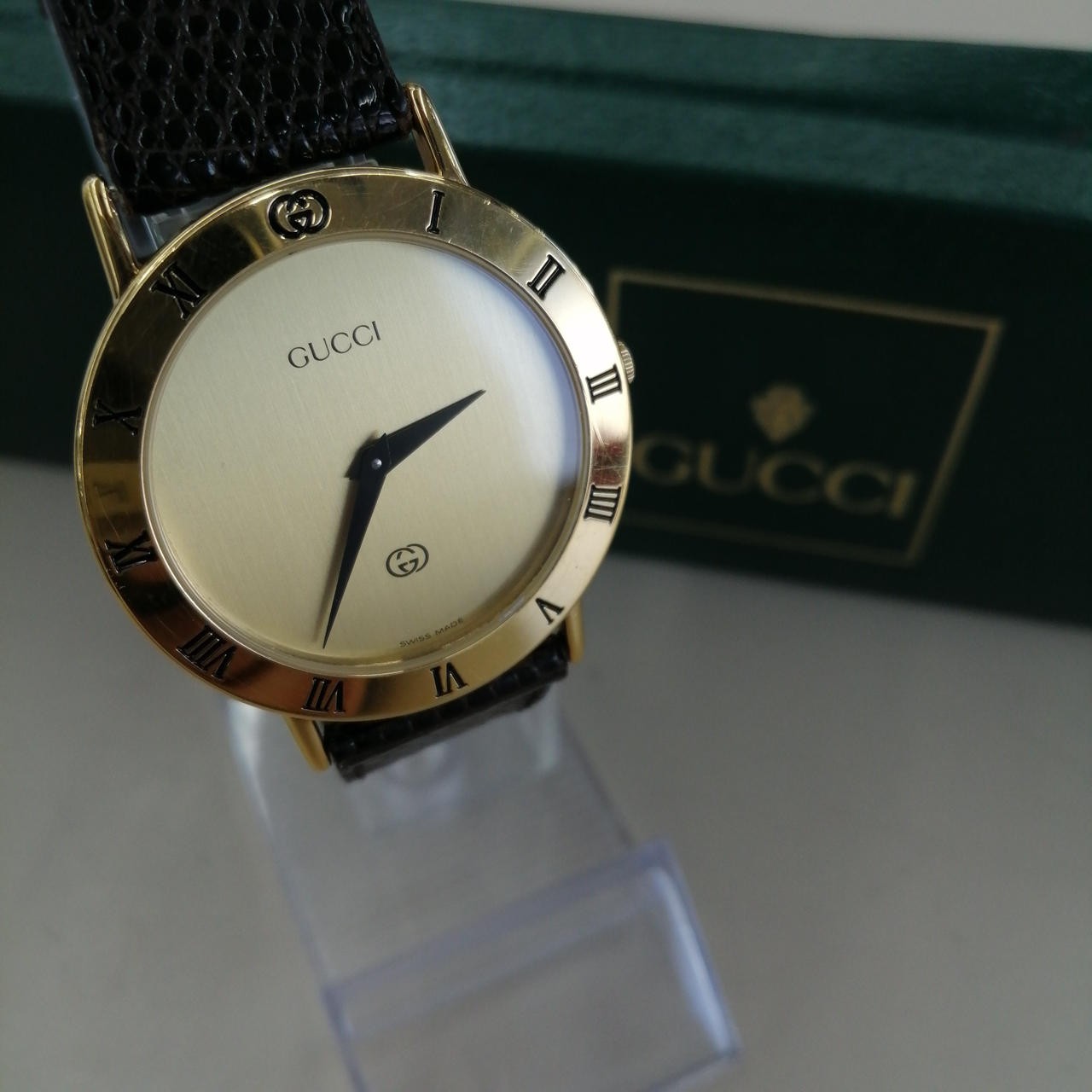GUCCI Model 3000M Quartz Wristwatch with Gold Dial and 2 Hands